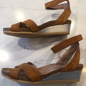 Naot Wand Pixie Wedge Sandal 7 38 Amber Cognac New!